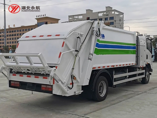 东风华神纯电动8方压缩式垃圾车