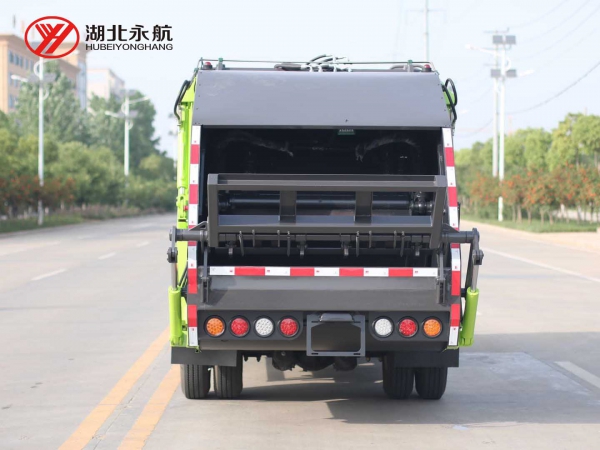 东风小多利卡6方压缩式垃圾车