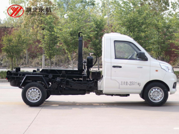 福田祥菱钩臂垃圾车