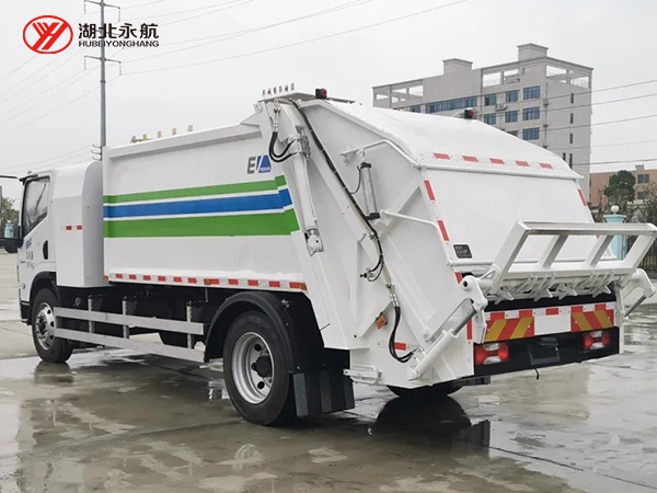 上汽跃进纯电动8方压缩式垃圾车