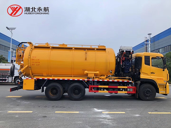 东风天龙后双桥吸污车