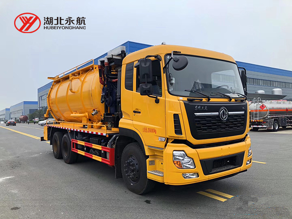 东风天龙后双桥吸污车