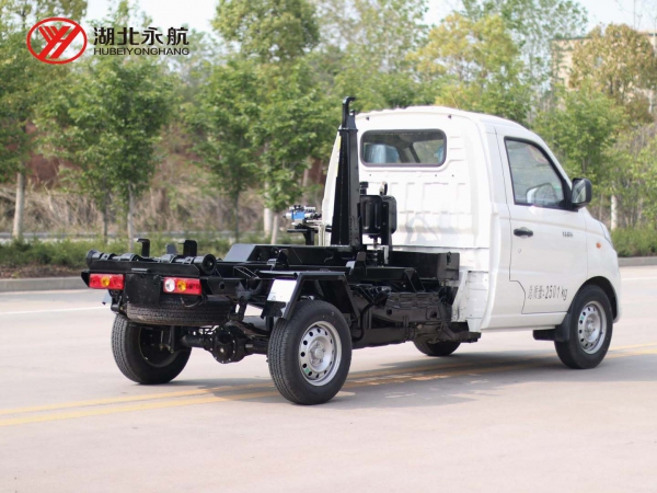 福田祥菱钩臂垃圾车