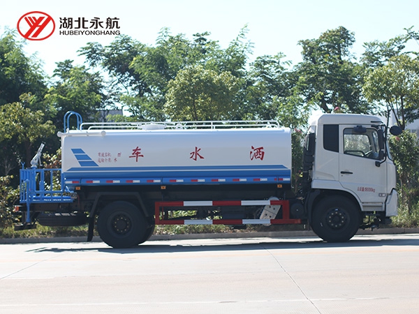 东风天锦洒水车