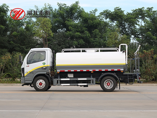 东风小多利卡D6洒水车