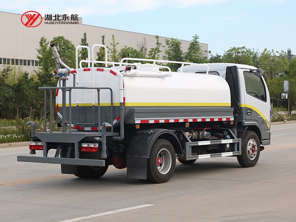 东风小多利卡D6洒水车