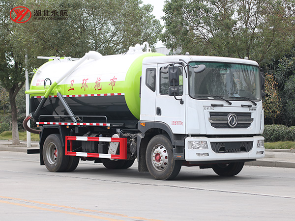 东风多利卡D9吸污车