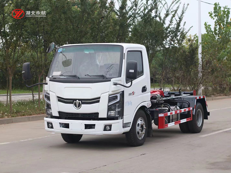 飞碟奥驰钩臂垃圾车