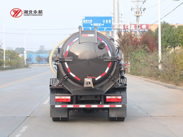 东风小多利卡D6吸污车