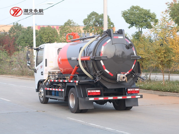 东风小多利卡D6吸污车