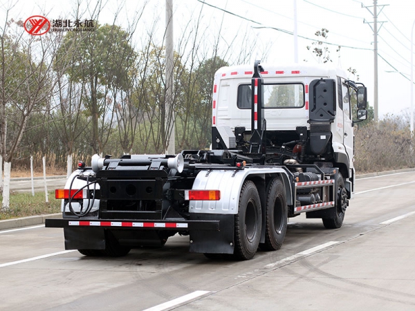 东风天龙后双桥(天然气)钩臂垃圾车