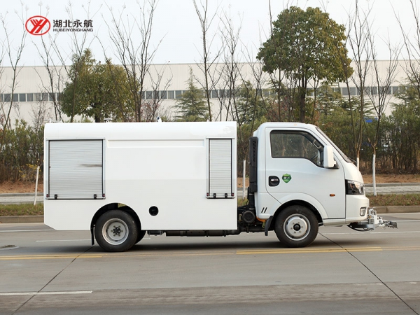 东风途逸路面养护车