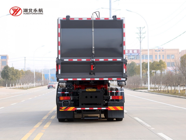 东风天龙前四后八钩臂垃圾车