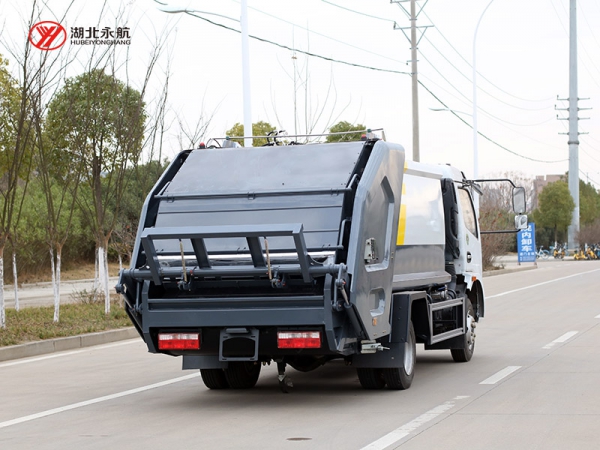 东风福瑞卡(天然气)6方压缩式垃圾车