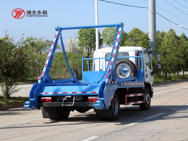 东风大多利卡D7摆臂垃圾车