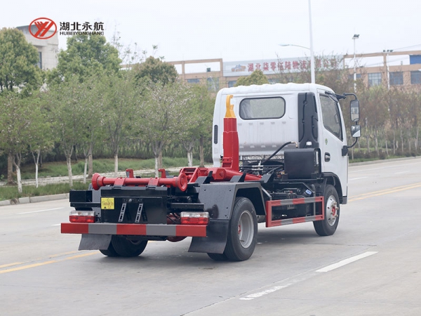 东风小多利卡D6钩臂垃圾车