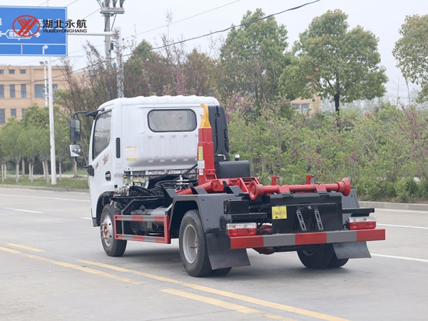 东风小多利卡D6钩臂垃圾车